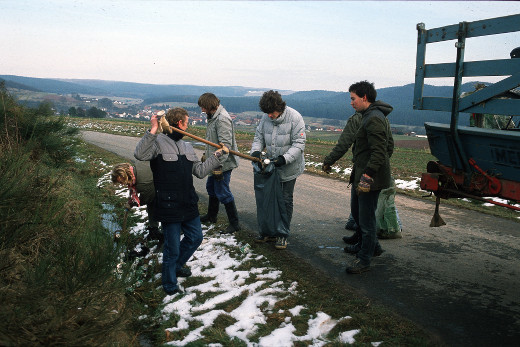 Müllsammeln in Ernsthausen Mitglieder des NABU Burgwald sammeln Müll aus Gräben auf der Höhe in Ernsthausen