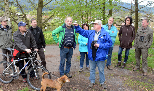 Heinz-Günther Schneider (mit Fernglas) erklärt den Teilnehmern den Verlauf der Wanderung.