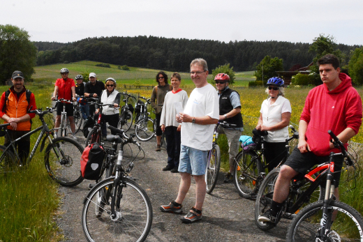 NABU-Radwanderung in Roda Teilnehmer an der Führung hören den Ausführungen von Klaus Klimaschka zu