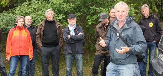 Claus Neckermann zeigt den Besuchern die Besonderheiten des Ernsthäuser Moors im Seitenbruch