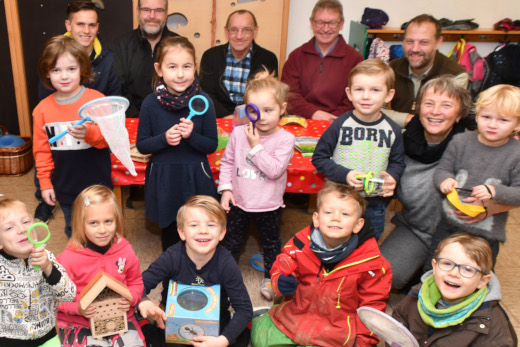 Kinder mit Netz und Lupen